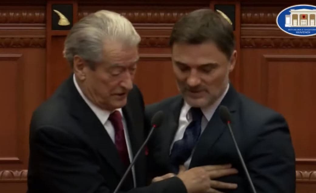 Berisha përplaset me Alibeajn, e heq nga foltorja e Kuvendit (VIDEO)