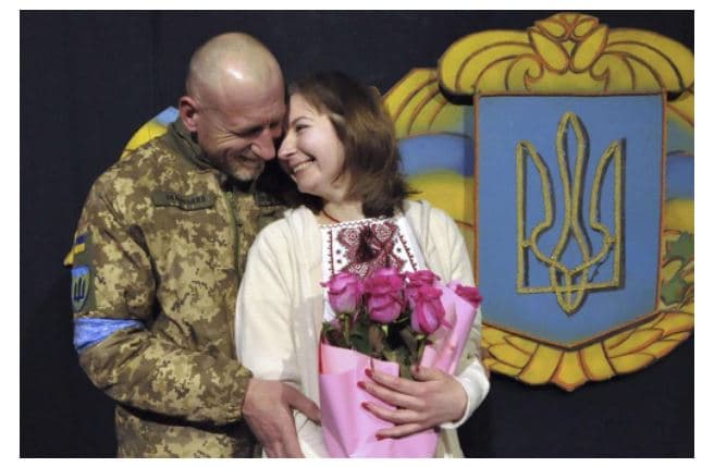 Kurorëzim nën bomba/ 22 mijë çifte u martuan në Ukrainë që nga fillimi i agresionit rus