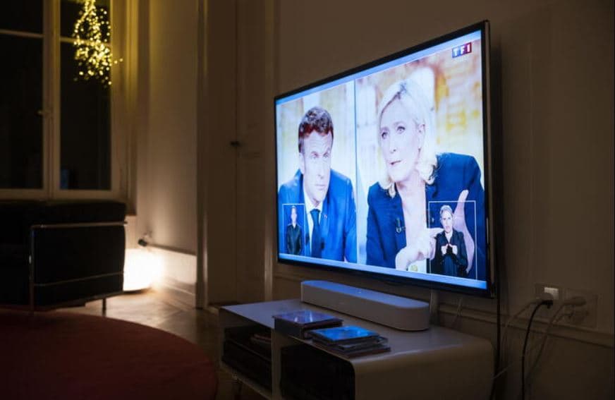 Sulme për lidhjet me Rusinë dhe ndalimin e hixhabit, kush e fitoi debatin Macron-Le Pen
