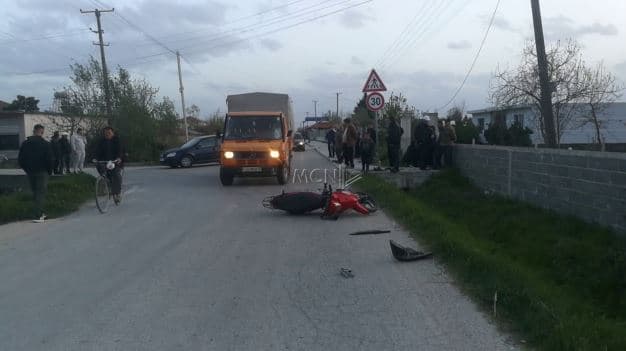 Lushnjë, kamionçina përplas motoçikletën, plagoset rëndë drejtuesi