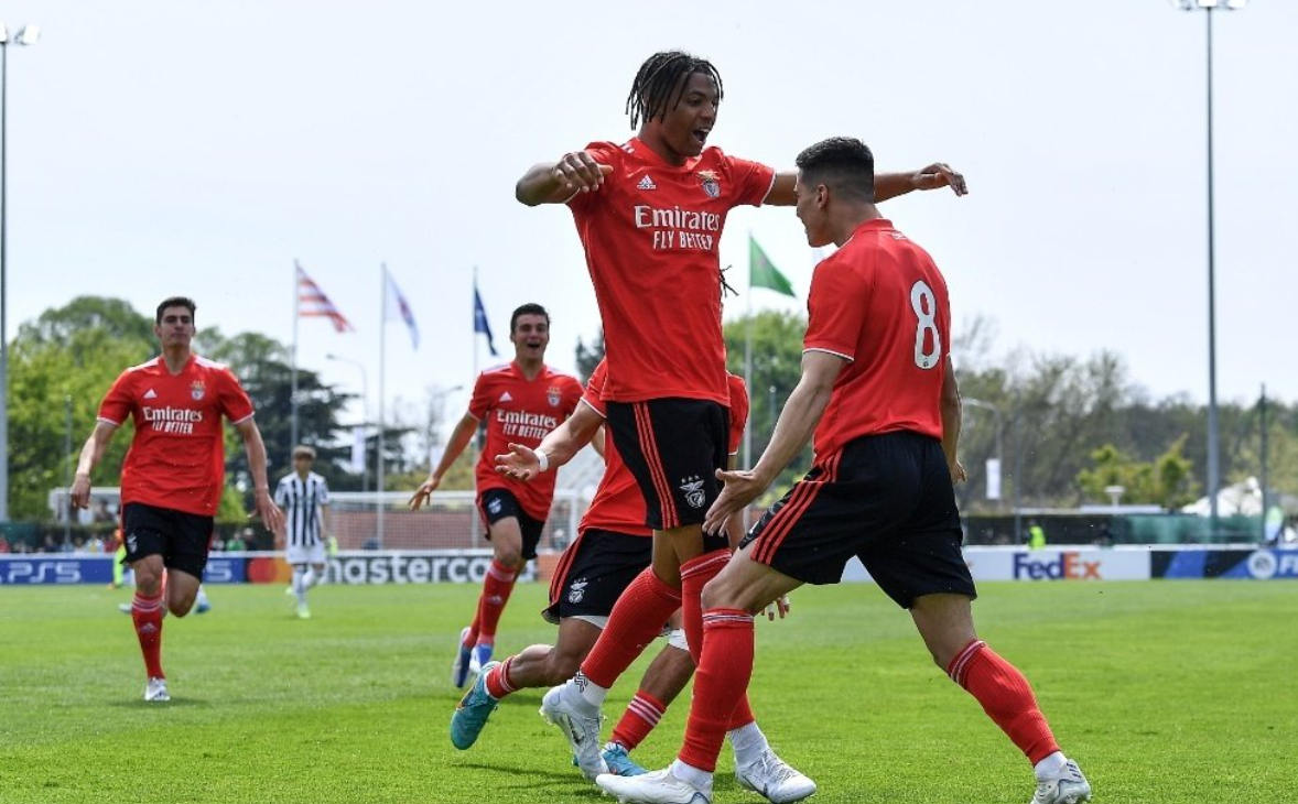 UEFA Youth League/ Benfica në finale, eliminon Juventusin pas penalltive