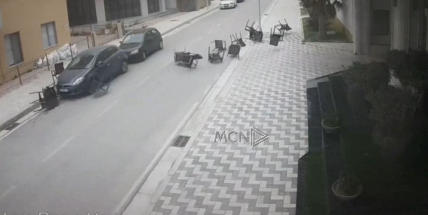 Era e fortë, pamjet si fluturojnë karriget nga lokali në Vlorë/ Video