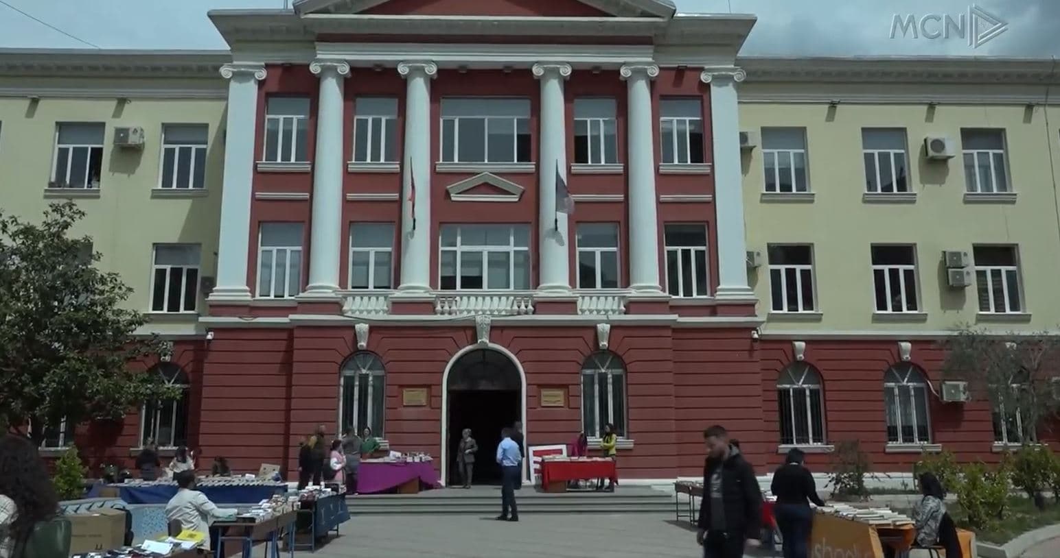 Dy fjalorë të gjuhës shqipe për nxënësit/ Rrokaj: Për dy grupmosha, MAS s’ka fonde ta shpërndajë në shkolla (VIDEO)