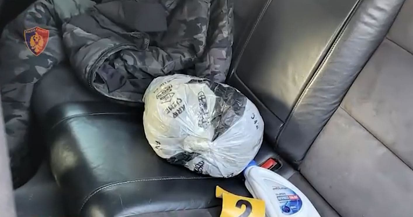 Shpërndante drogë në zona të ndryshme të Tiranës, kapet me 1 kg në makinë
