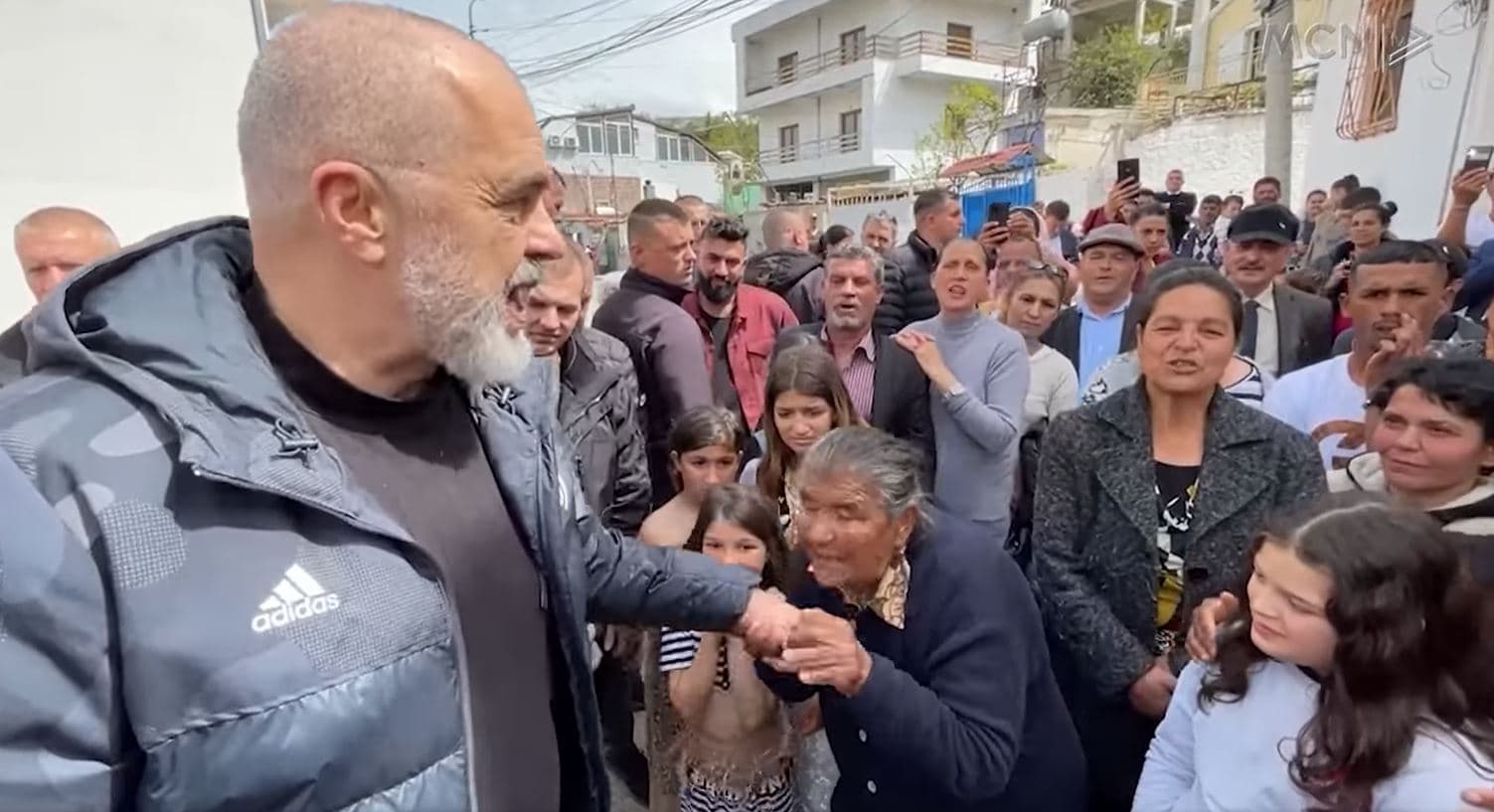 I puth dorën Ramës për shtëpinë e re, kryeministri shpërndan çelësat për 16 familje rome
