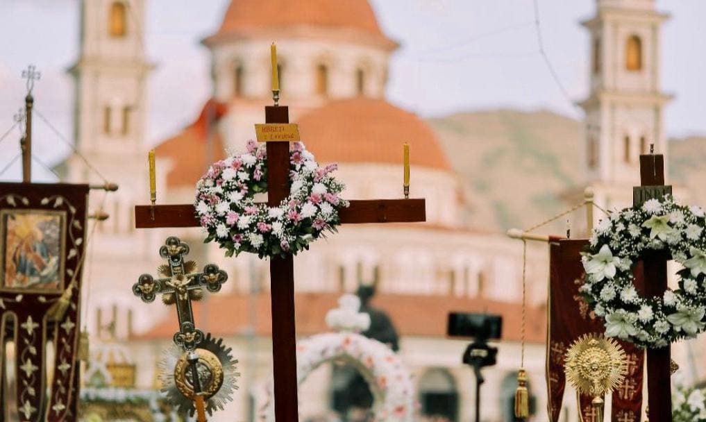 Pas dy vitesh pandemi, besimtarët mbushin kishat për Pashkët Ortodokse