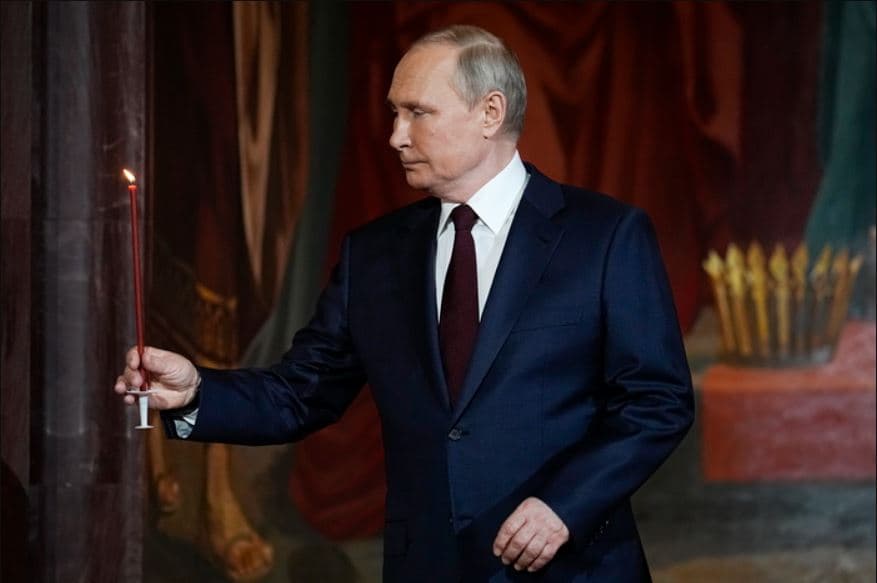 Me qiri në dorë, duke bërë kryqin/ Putin në meshën e Pashkëve