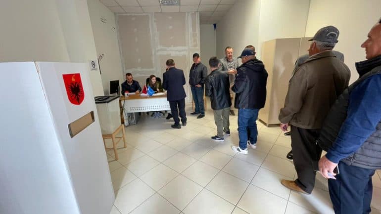 Zgjidhen kryetarët e rinj të degëve të PD në Belsh, Maliq dhe Vorë