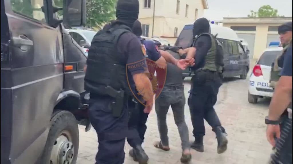 Grabiti me armë një person duke i dalë mjetit para, bie në pranga/ Emri