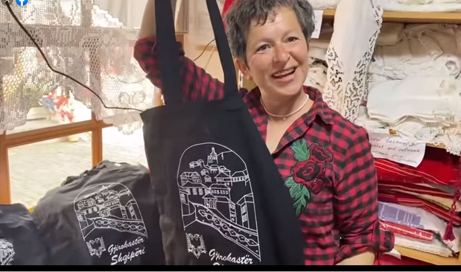 Ndalimi i qeseve plastike nga 1 qershori/ Artizanët, nismë për çanta me elementë nga qyteti i gurtë