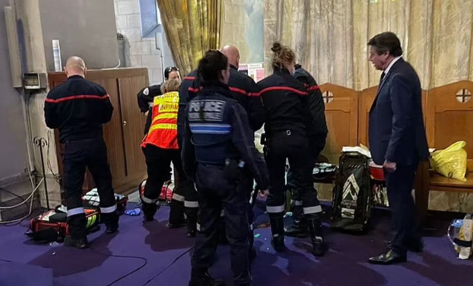 Qëllon me thikë një prift dhe një murgeshë në kishë, rrëfimi: Doja të vrisja Macron