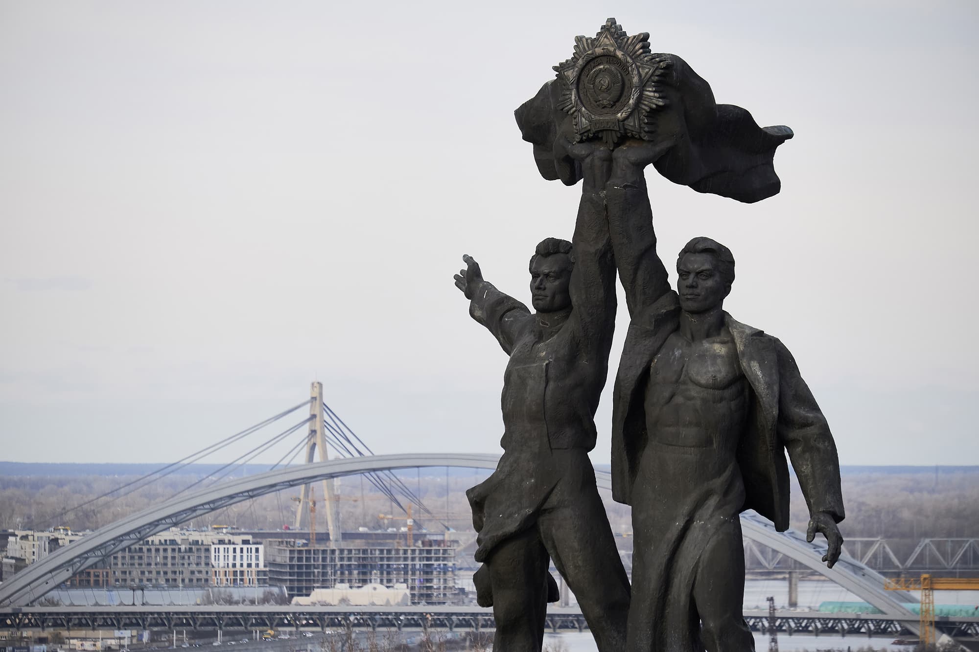 Kyiv heq skulpturën e epokës sovjetike që përkujton "miqësinë" midis ukrainasve dhe rusëve