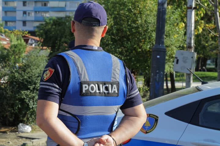 Goditën 38-vjeçarin dhe efektivët/ Arrestohet 34-vjeçari, në kërkim dy bashkëpunëtorët e tij