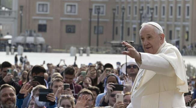 Papa Françesku për vjehrrat: Janë speciale, por duhet t’i vënë fre gjuhës