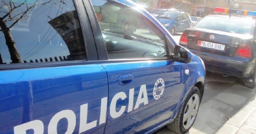 Dhunoi babain dhe e kanosi me thikë, pranga 20-vjeçarit në Gramsh
