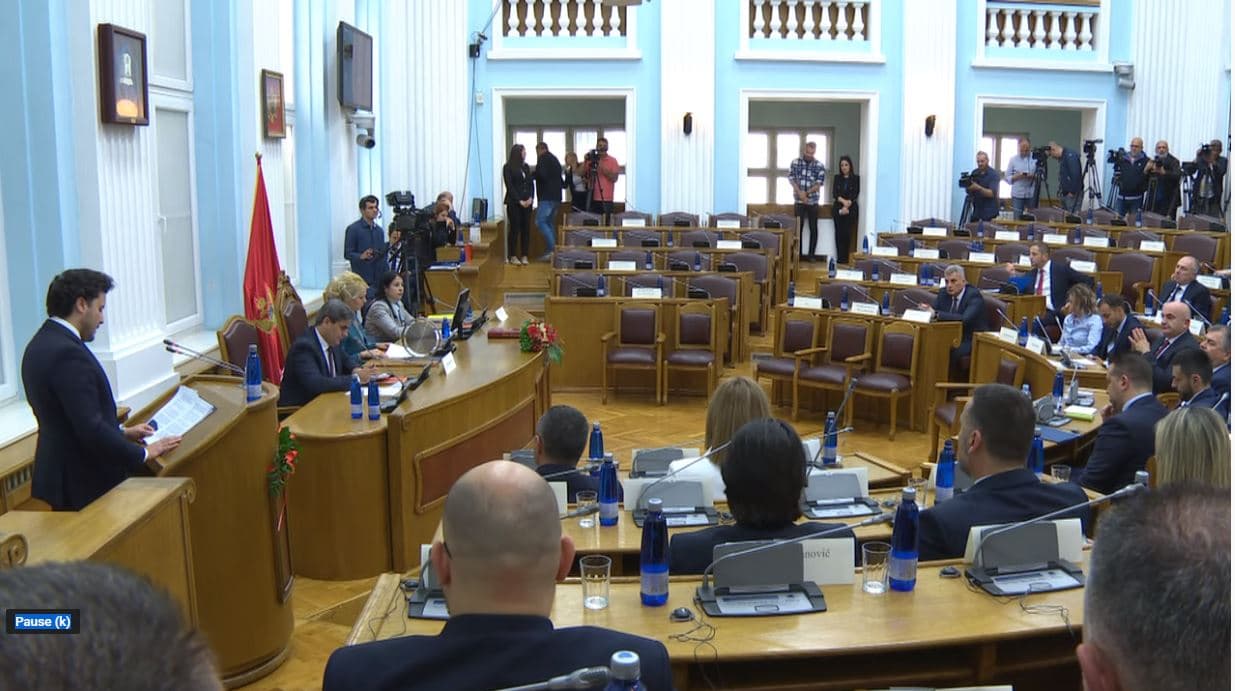      Kryeministri i mandatuar i Malit të Zi Abazoviç prezanton qeverinë e tij