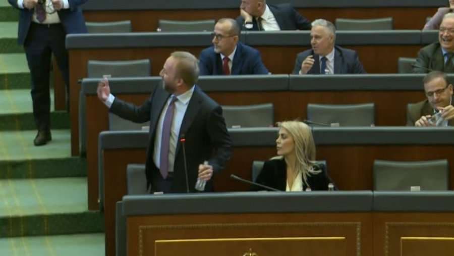 Sharje me fjalë të pista në Kuvendin e Kosovës, deputeti kërkon ndjesë