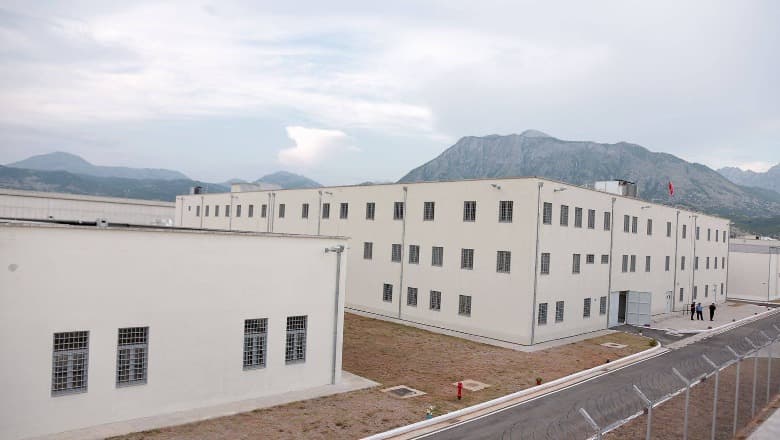 Lejonte sende të ndaluara, drejtori i burgut të Reçit lihet në “arrest shtëpie”