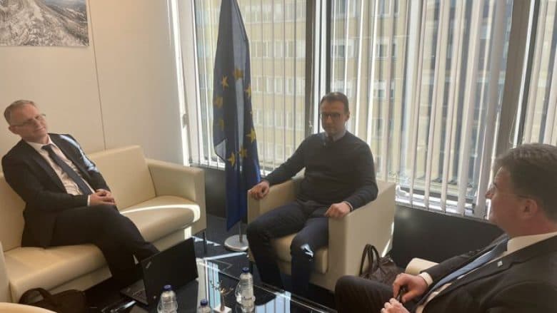 Dialogu Kosovë-Serbi/ Lajçak: Më 13 maj në Bruksel bisedime për çështjen e targave