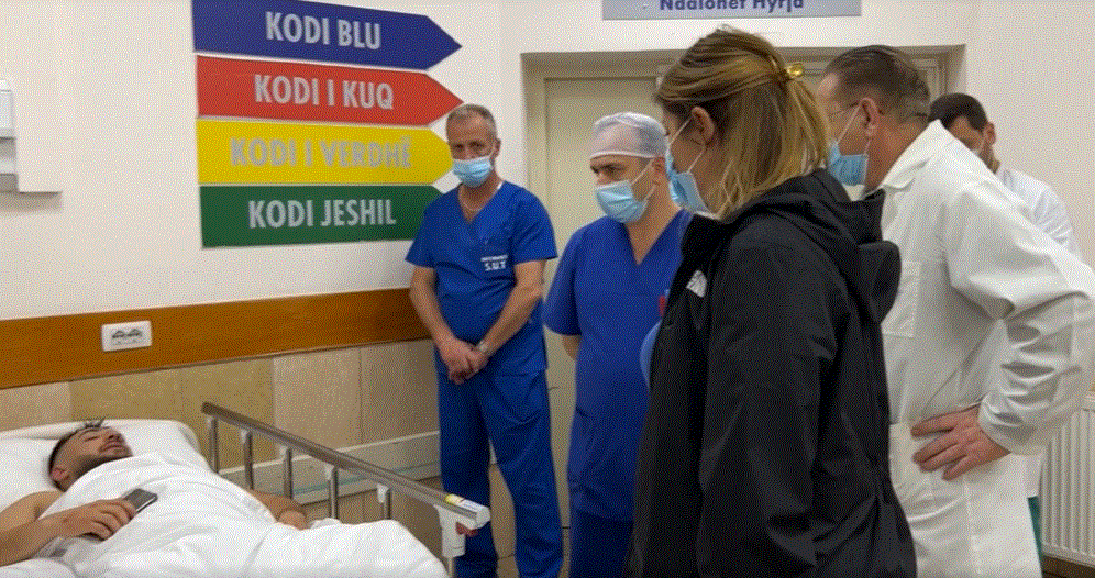 Manastirliu viziton të plagosurit në Spitalin e Traumës: Keni shpëtuar për mrekulli! (VIDEO)
