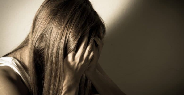 E mitura në Vlorë, denoncon një djalë për marrëdhënie seksuale me dhunë