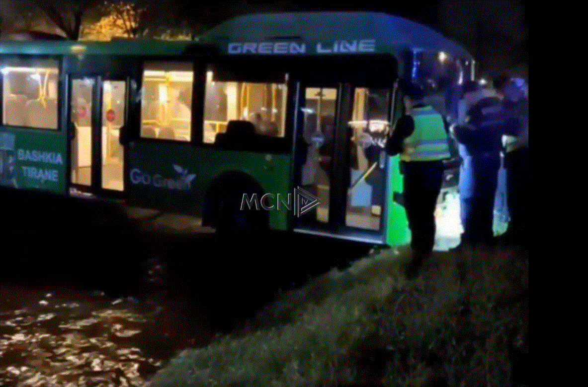 Aksident në Tiranë/ Urbani i “Unazës” plot me pasagjerë bie në lumin Lanë (VIDEO&FOTO)