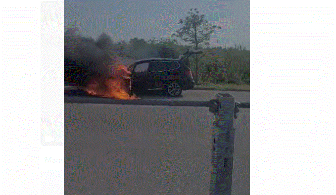 Merr flakë makina në autostradën Fier-Vlorë, shpëton shoferi dhe fëmija i mitur