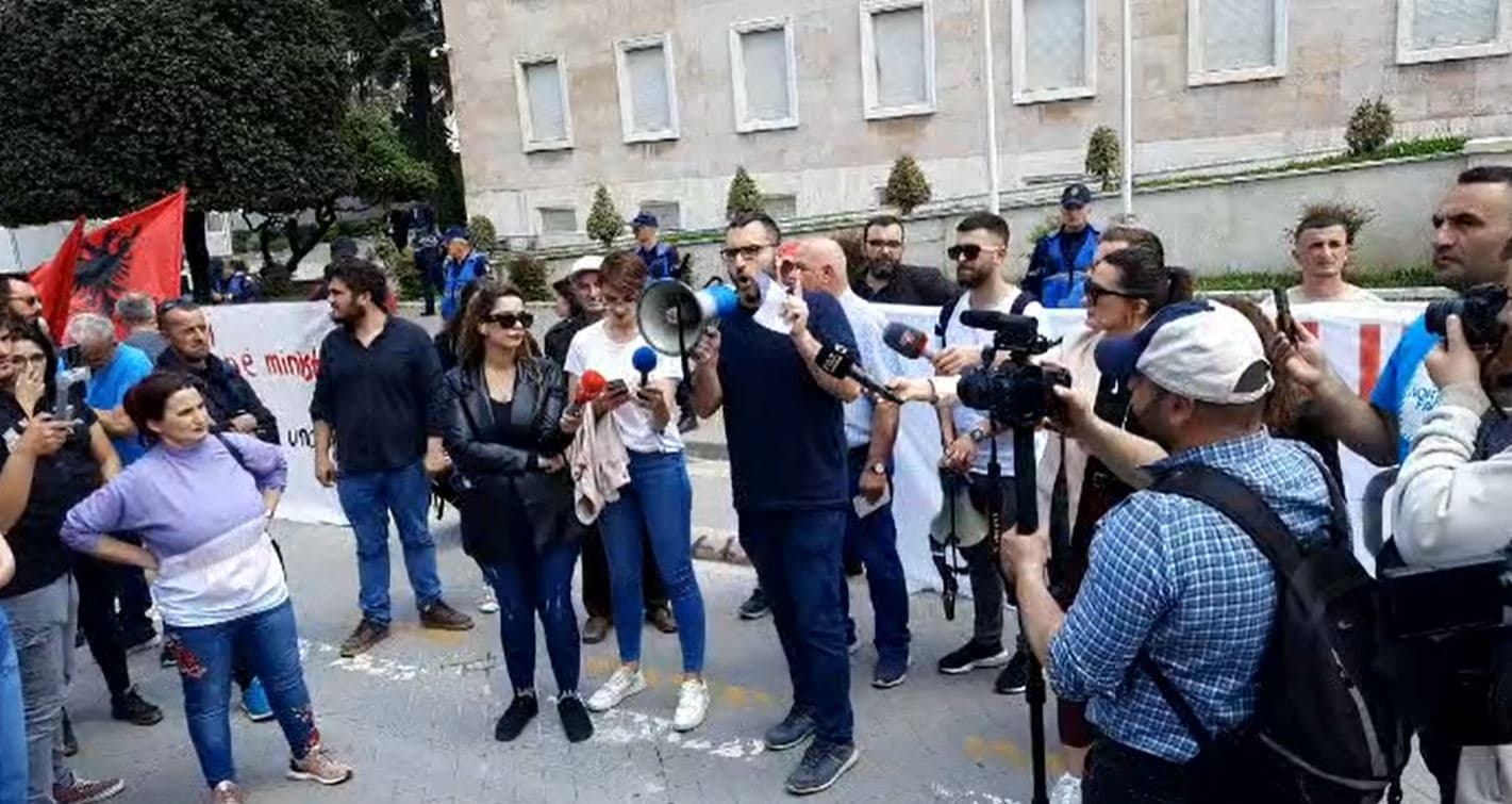 Marshim-protestë para Kryeministrisë/ Thirrje për kushte në punë dhe rritje të pagës minimale  