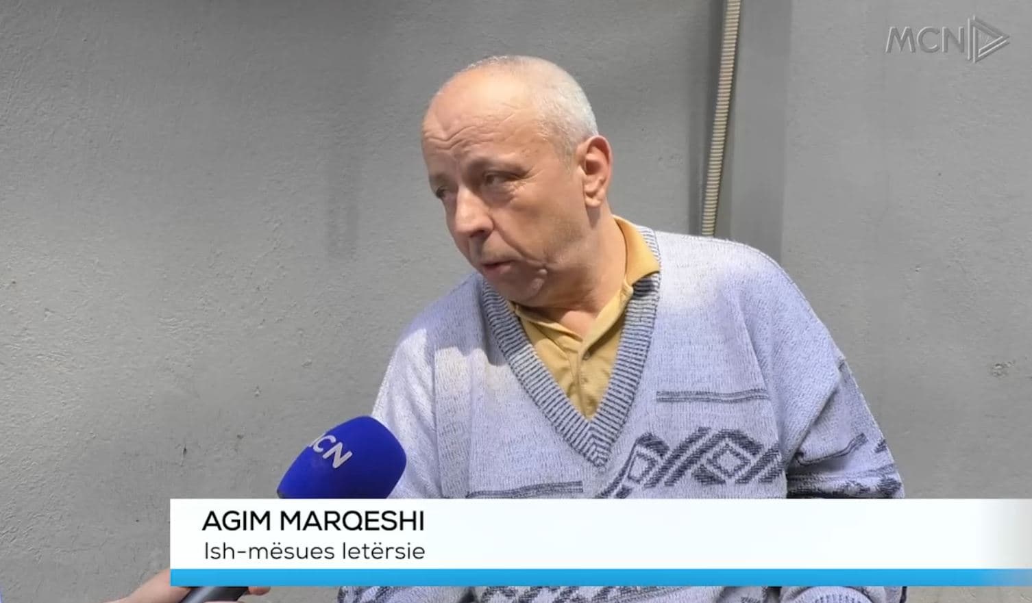 Historia e mësuesit invalid/ Profesioni i zemrës e “uli” në karrige me rrota (Video)