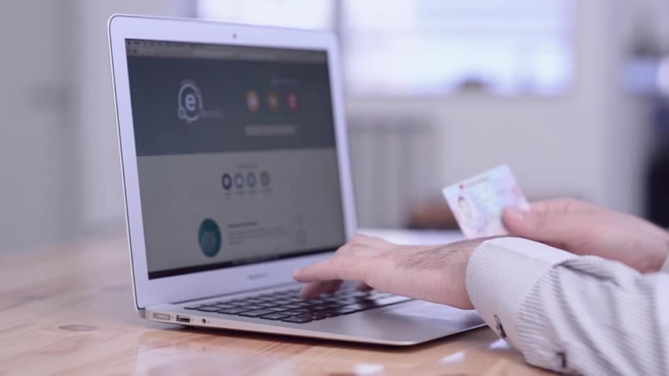Mbyllen sportelet, nga sot të gjitha shërbimet kalojnë online