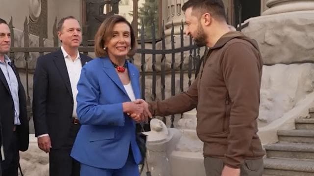 Nancy Pelosi takon Zelensky-n në Kiev, rusët rikthejnë statujën e Leninit në Ukrainë