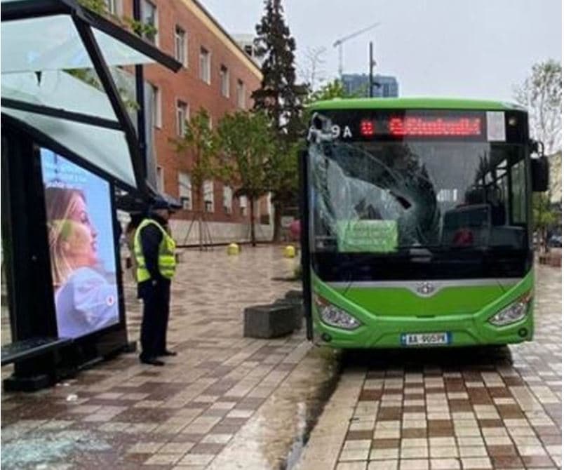 Tiranë, urbani i Tiranës së Re përplaset me stacionin e autobusit