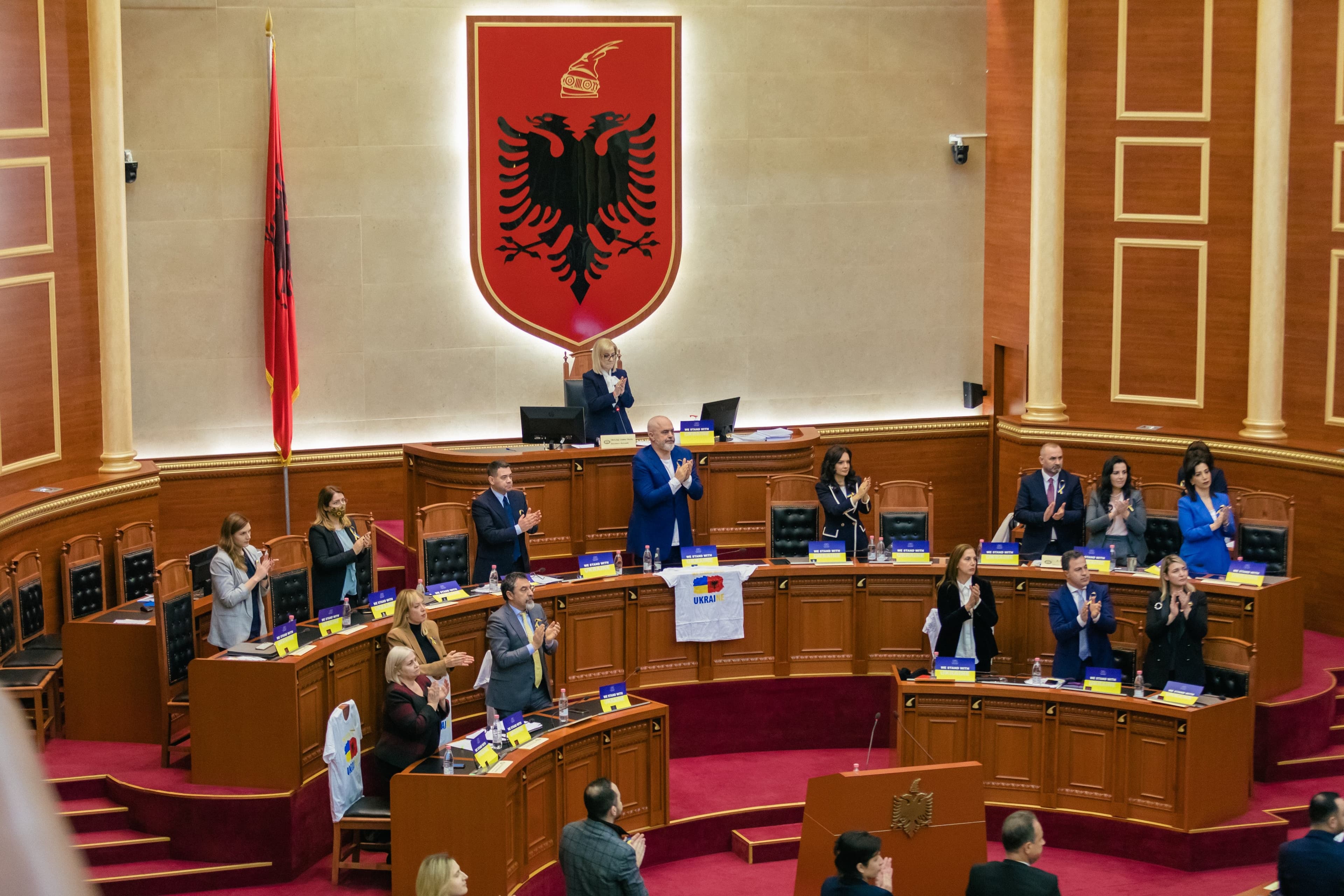   Presidenti Zelensky u flet nesër deputetëve në Kuvendin e Shqipërisë