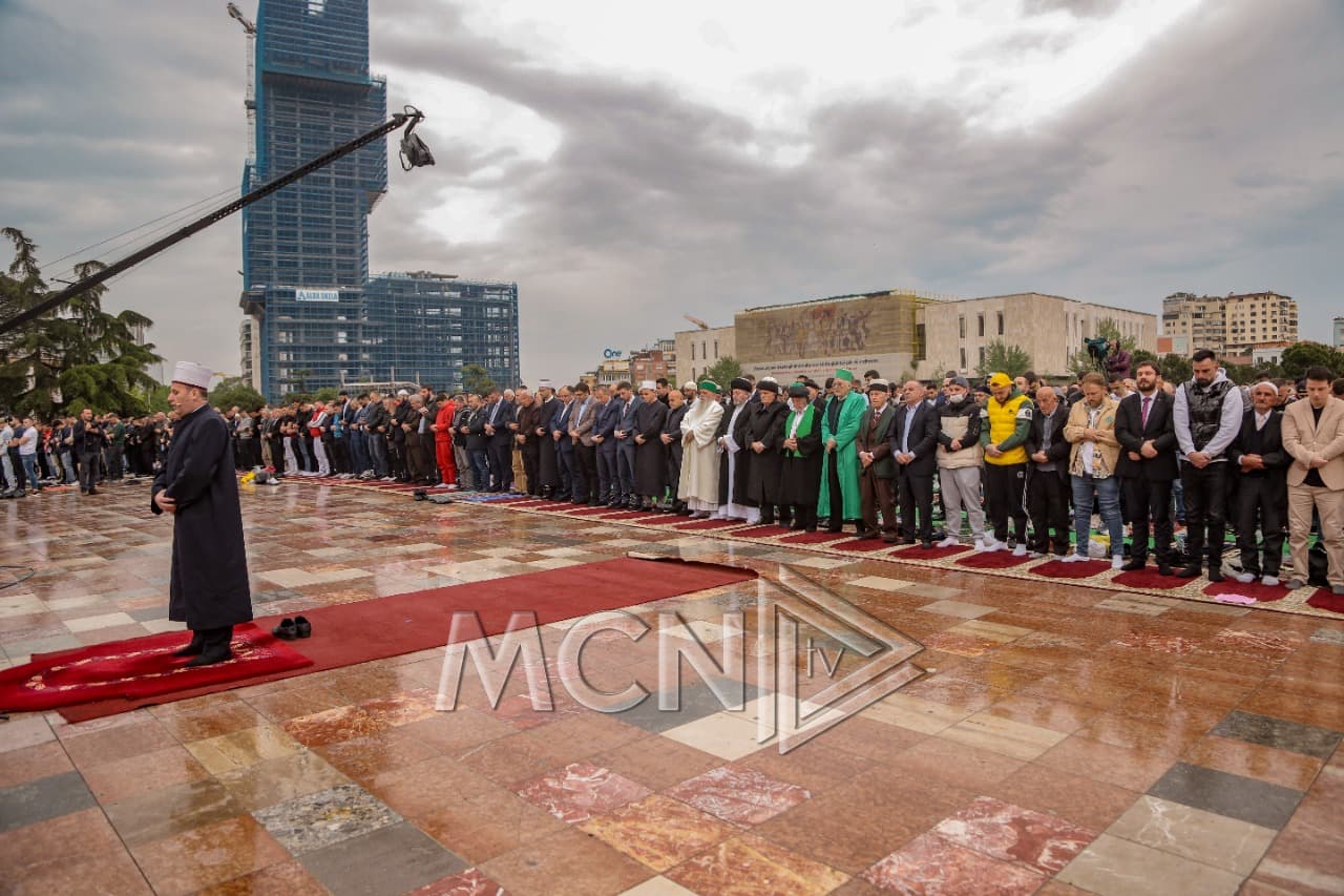 Besimtarët myslimanë festojnë Fitër Bajramin, falin namazin në Sheshin Skënderbej (VIDEO)