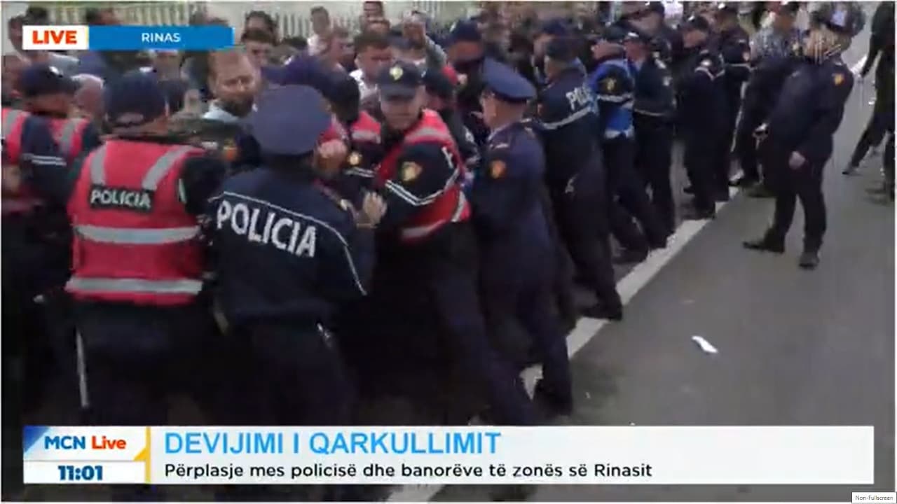 Rruga me një sens lëvizje, banorët e Rinasit e bllokojnë: Jemi dënuar me arrest shtëpie/ Përplasje me policinë