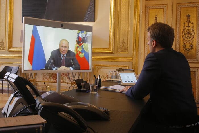 Putin-Macronit: Mos furnizoni Ukrainën me armë