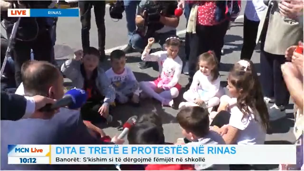 Rruga e Rinasit me një sens, të rritur dhe fëmijë bllokojnë rrugën: Duam zgjidhje 