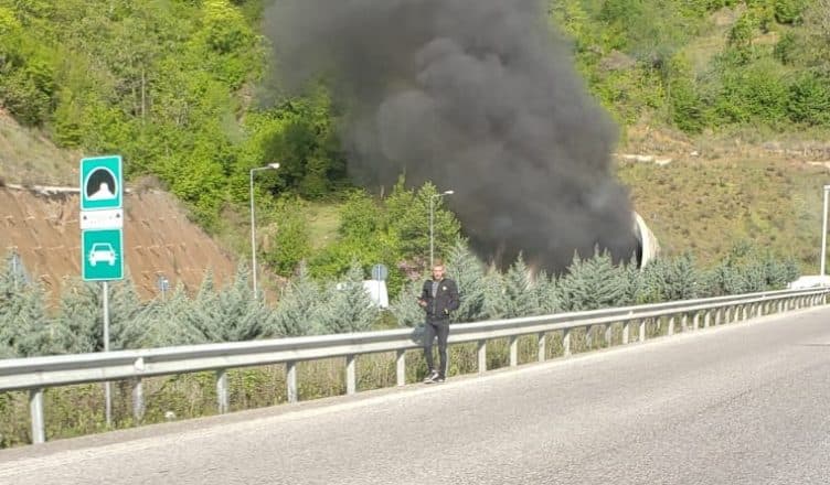 Një makinë merr flakë në ecje e sipër në tunelin Tiranë-Elbasan