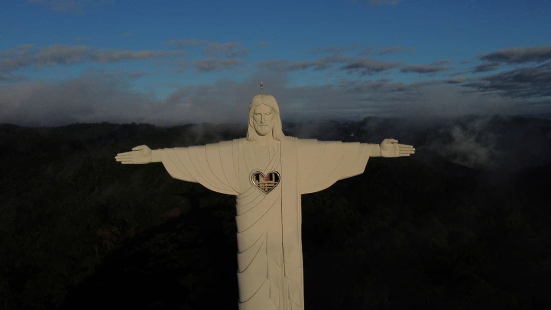 43 metra e lartë, pas asaj në Rio, Brazili me statujë të re të Jezu Krushtit