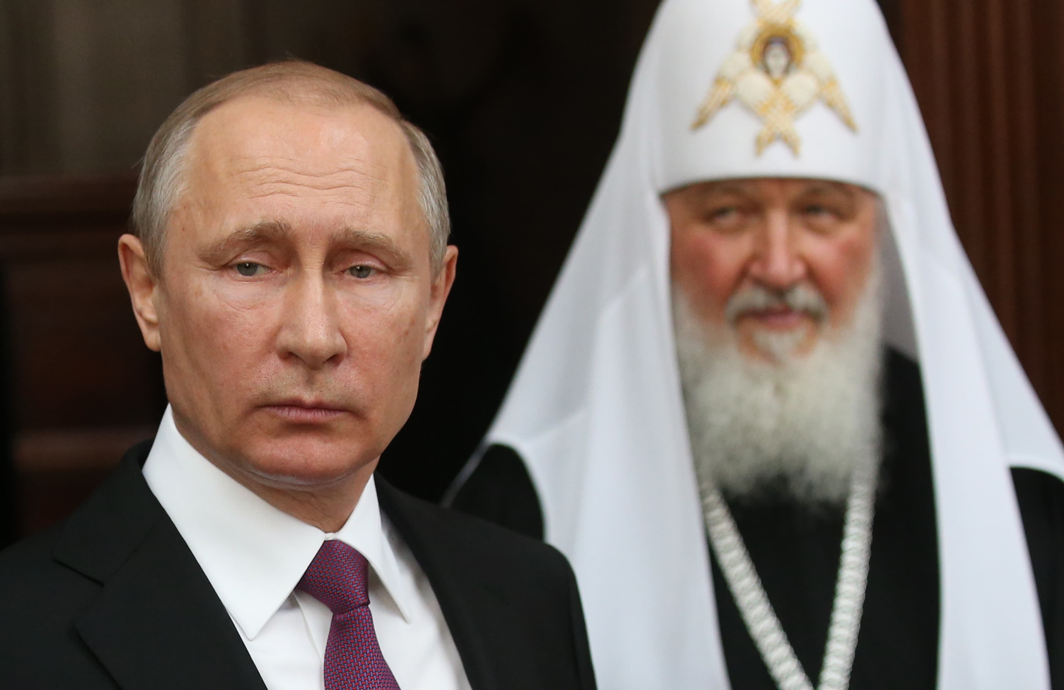 Papa kritikon patriarkun rus: Mos u bëni djali i altarit të Putinit