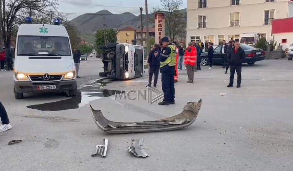  Ambulanca përplaset me një mjet tjetër në Korçë, nuk ka të lënduar