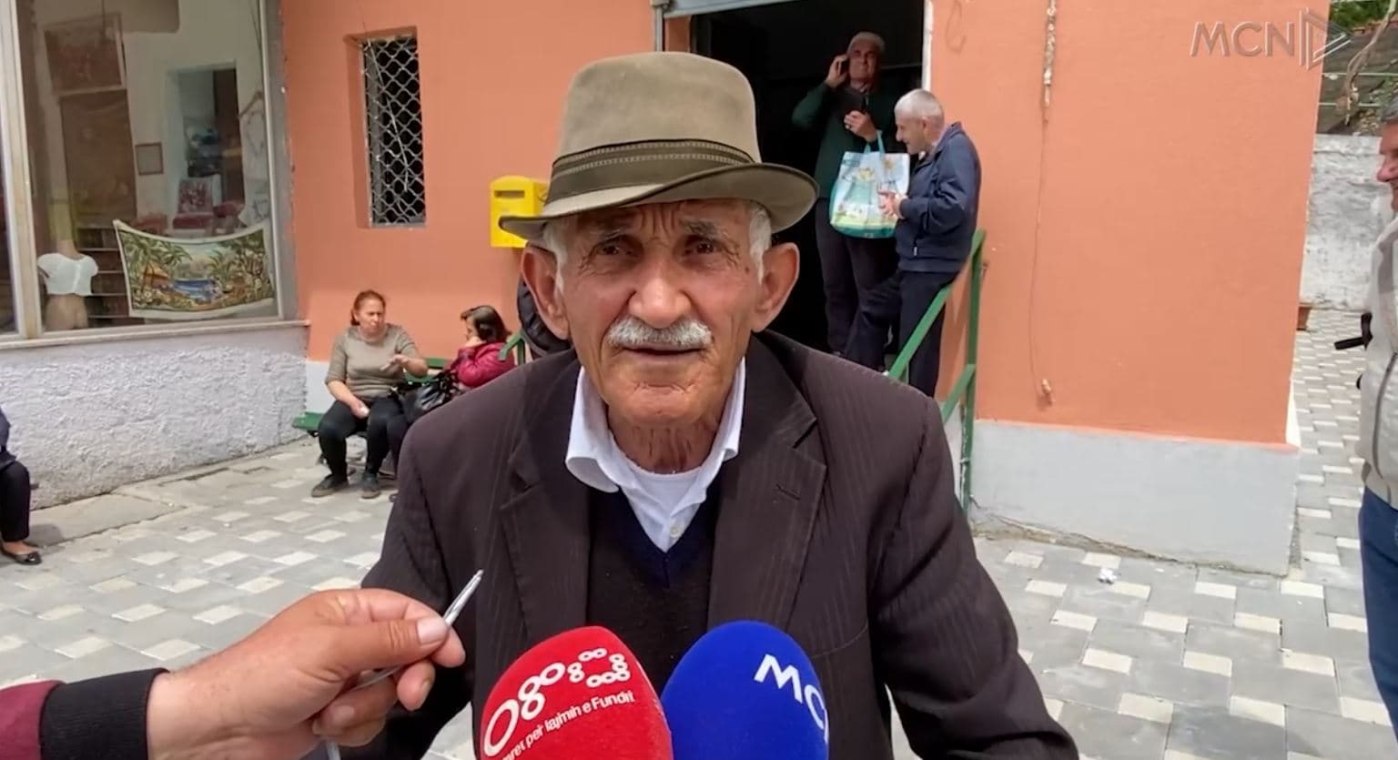 Radhë dhe kaos për të marrë pensionin/ Në Lezhë ka vetëm një pikë shpërndarje (Video)