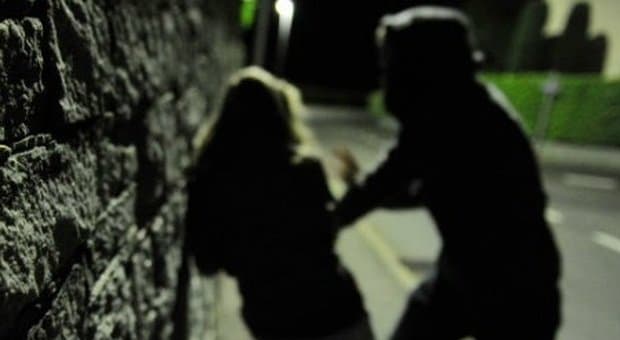 Shqiptari në Itali i ngul thikën gruas, për të fshehur ngjarjen inskenon grabitje