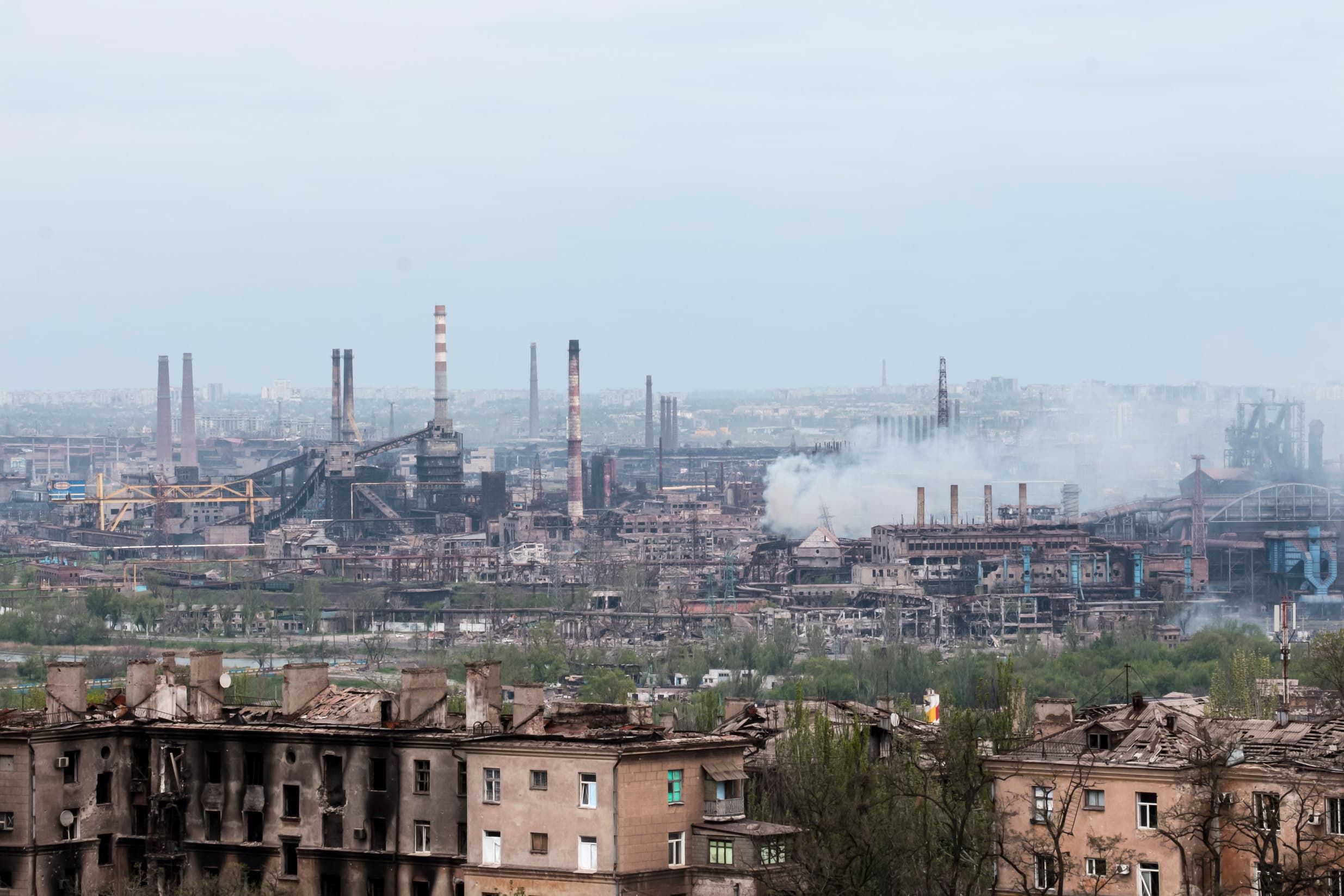 Zelensky: Sulmet ruse në uzinën Azovstal nuk ndalen, evakuimet e civilëve të domosdoshme