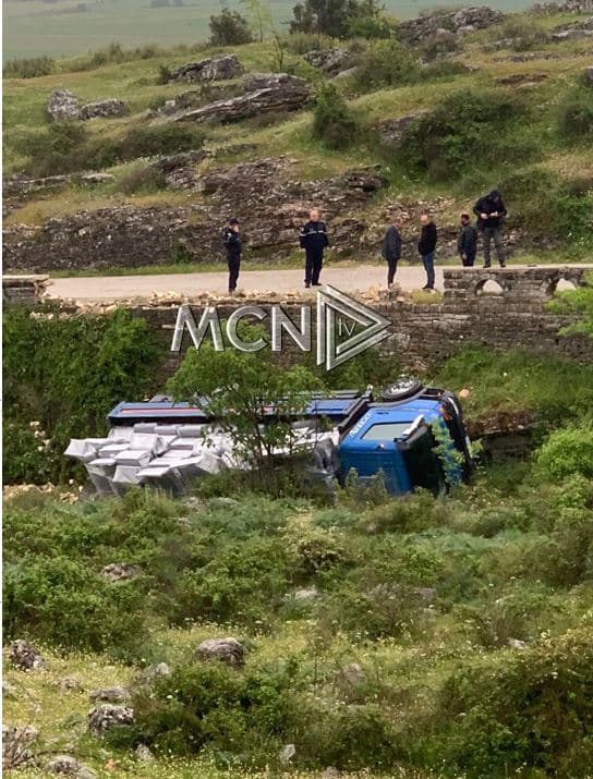 Aksident në aksin Gjirokastër-Sarandë, kamioni del nga rruga