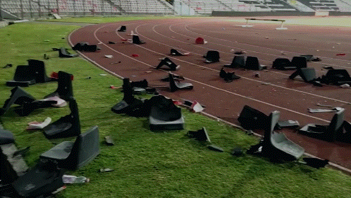 Humbja në derbi, tifozët e Partizanit shkatërrojnë stadiumin (FOTO)