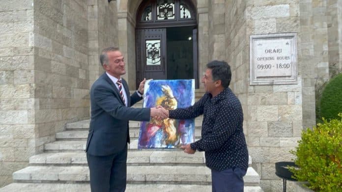 Artisti turk i dhuron Muzeut të Krujës pikturën e Skënderbeut