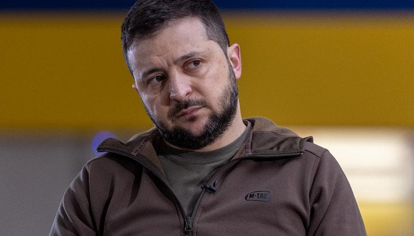 Bluza kaki e Zelensky-t shitet në ankand për 105 mijë euro