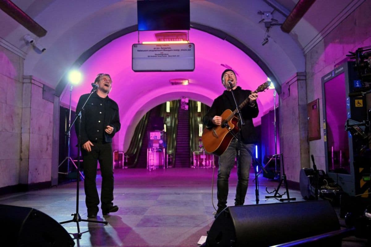 U2 performon në Kiev mes bombardimeve nga Rusia (VIDEO)