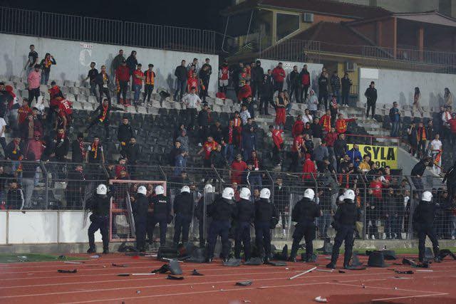 Shkatërruan stolat e stadiumit pas ndeshjes Partizani-Tirana, dy të arrestuar/ Emrat